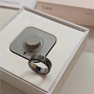 Oura Ring Gen 4 Activity Tracker Size 11 Stealth with Charger